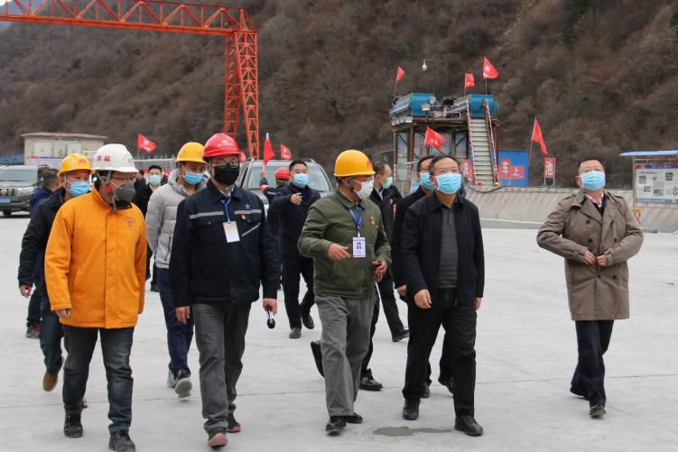 四川省副省長、黨組成員楊洪波在九綿高速LJ9項(xiàng)目調(diào)研疫情防控和復(fù)工復(fù)產(chǎn)情況