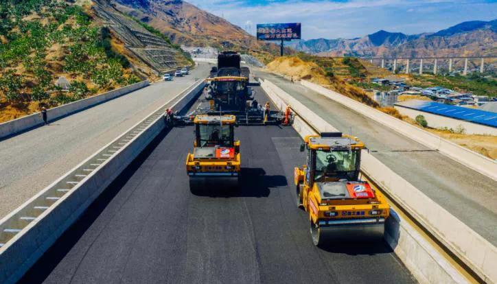 全球首次！無人駕駛壓路機(jī)成群結(jié)隊(duì)“上路”！