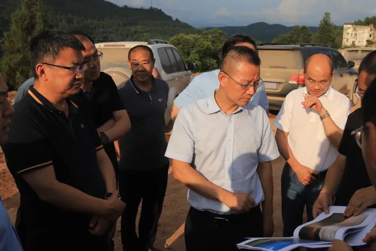 四川省交通運輸廳黨組成員、總工程師王茂奎到鎮(zhèn)廣高速王通段A1合同段調研