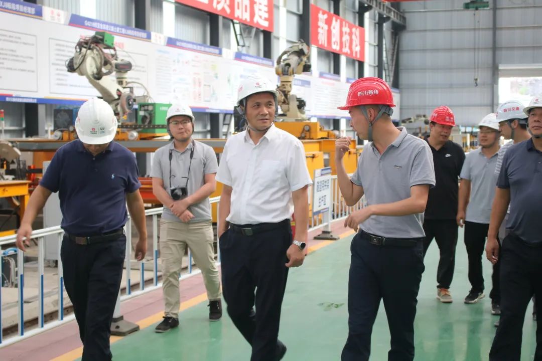 四川路橋黨委委員、紀(jì)委書記朱年紅到宜金高速XJ8標(biāo)檢查指導(dǎo)工作