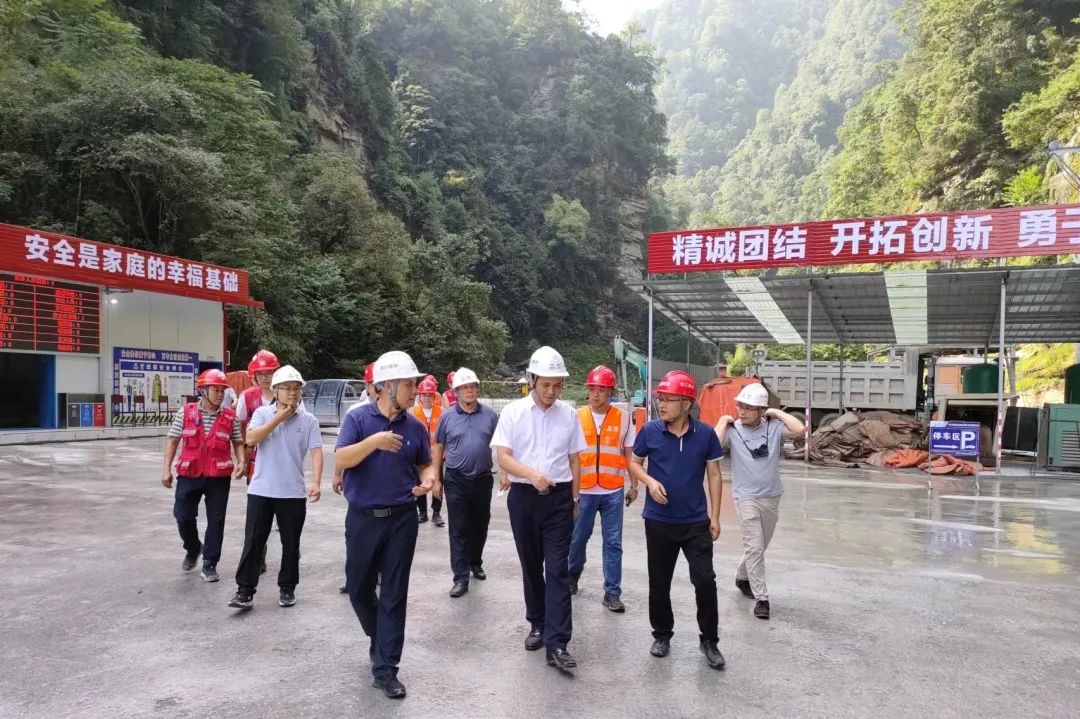 四川路橋黨委委員、紀(jì)委書記朱年紅赴宜金高速公路XJ6項目檢查指導(dǎo)工作