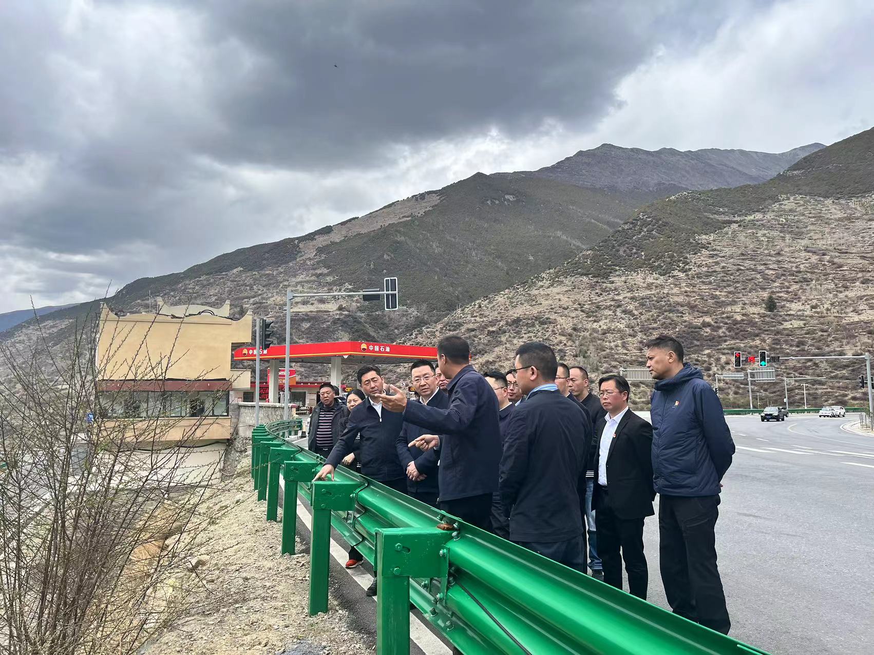 阿壩州委常委、州紀(jì)委書記、監(jiān)委主任袁震到都四山地軌道交通項(xiàng)目DSZH標(biāo)檢查指導(dǎo)工作