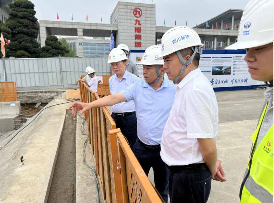 川交公司黨委書記、董事長杜江林到綿陽科技城新區(qū)一分部施工現(xiàn)場指導(dǎo)工作